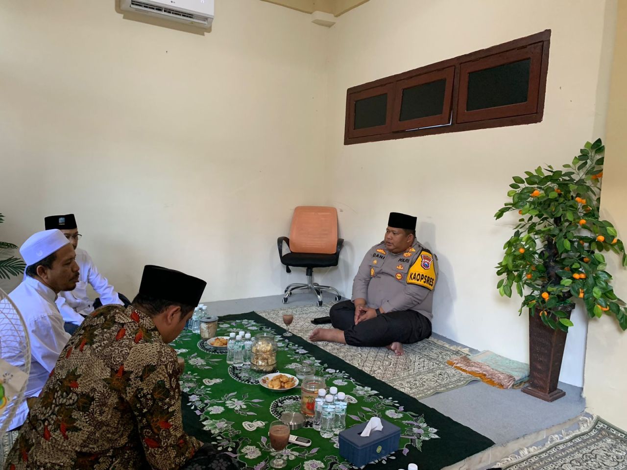 Kapolres Pamekasan saat silaturahmi ke Ponpes Miftahul Ulum Panyepen