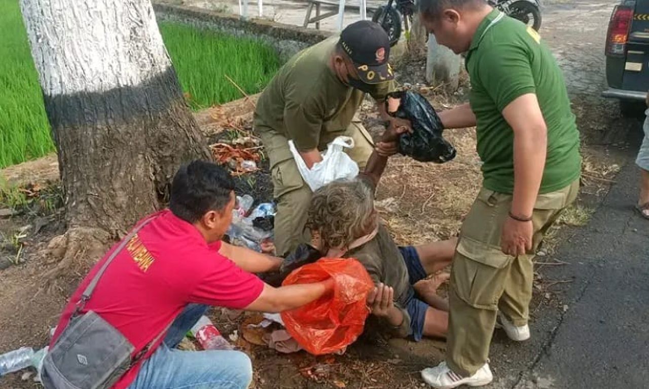 Seorang Pria Tergeletak di Pinggir Jalan Dievakuasi Oleh Satpol PP Pemalang
