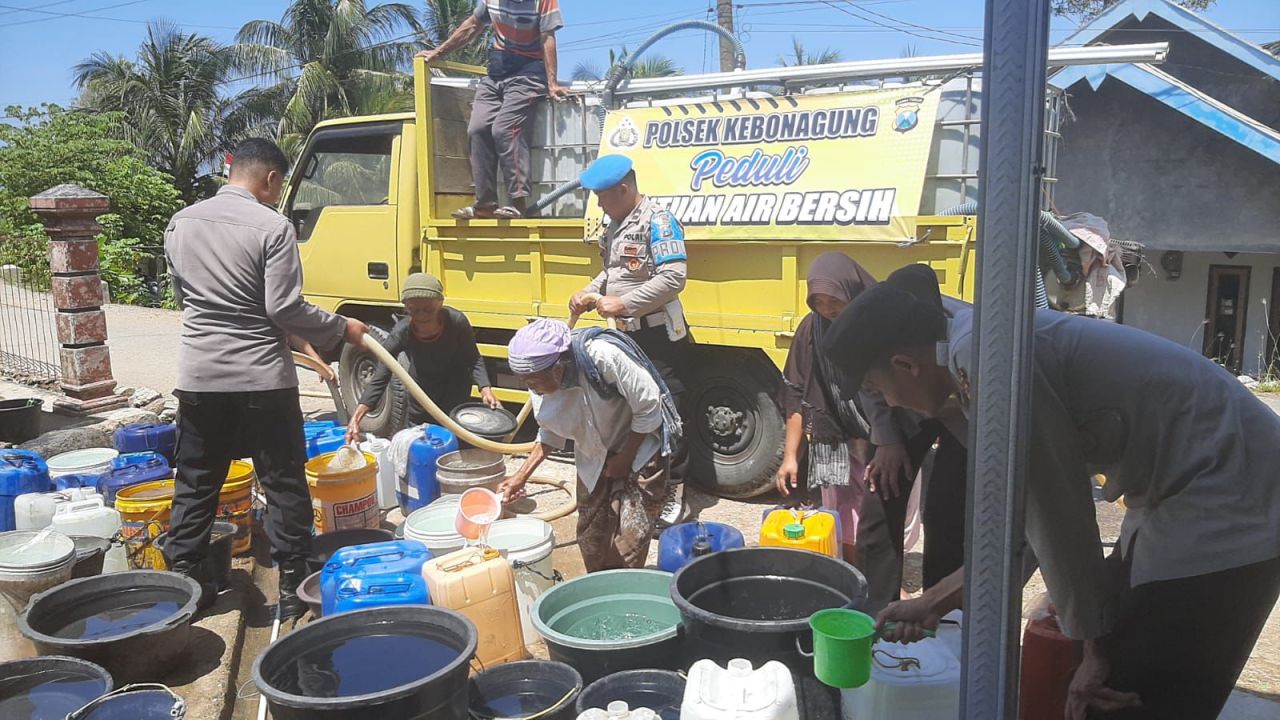 Warga saat menerima air bersih
