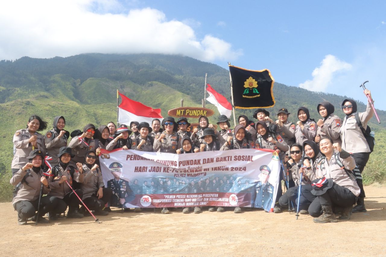 Polwan Polres Mojokerto kibarkan bendera merah putih di Gunung Pundak