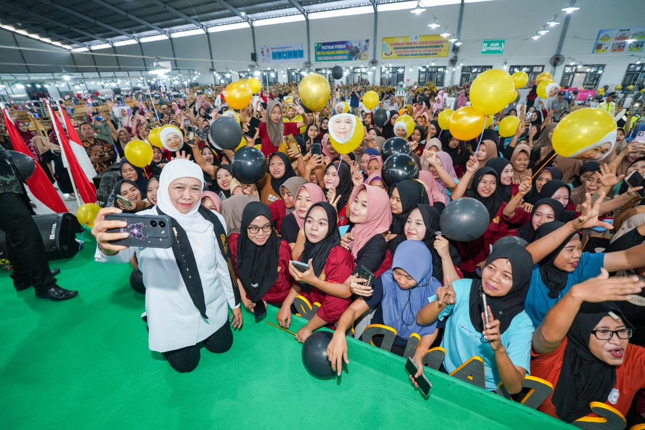 Khofifah shelfi bersama emak-emak pekerja MPS