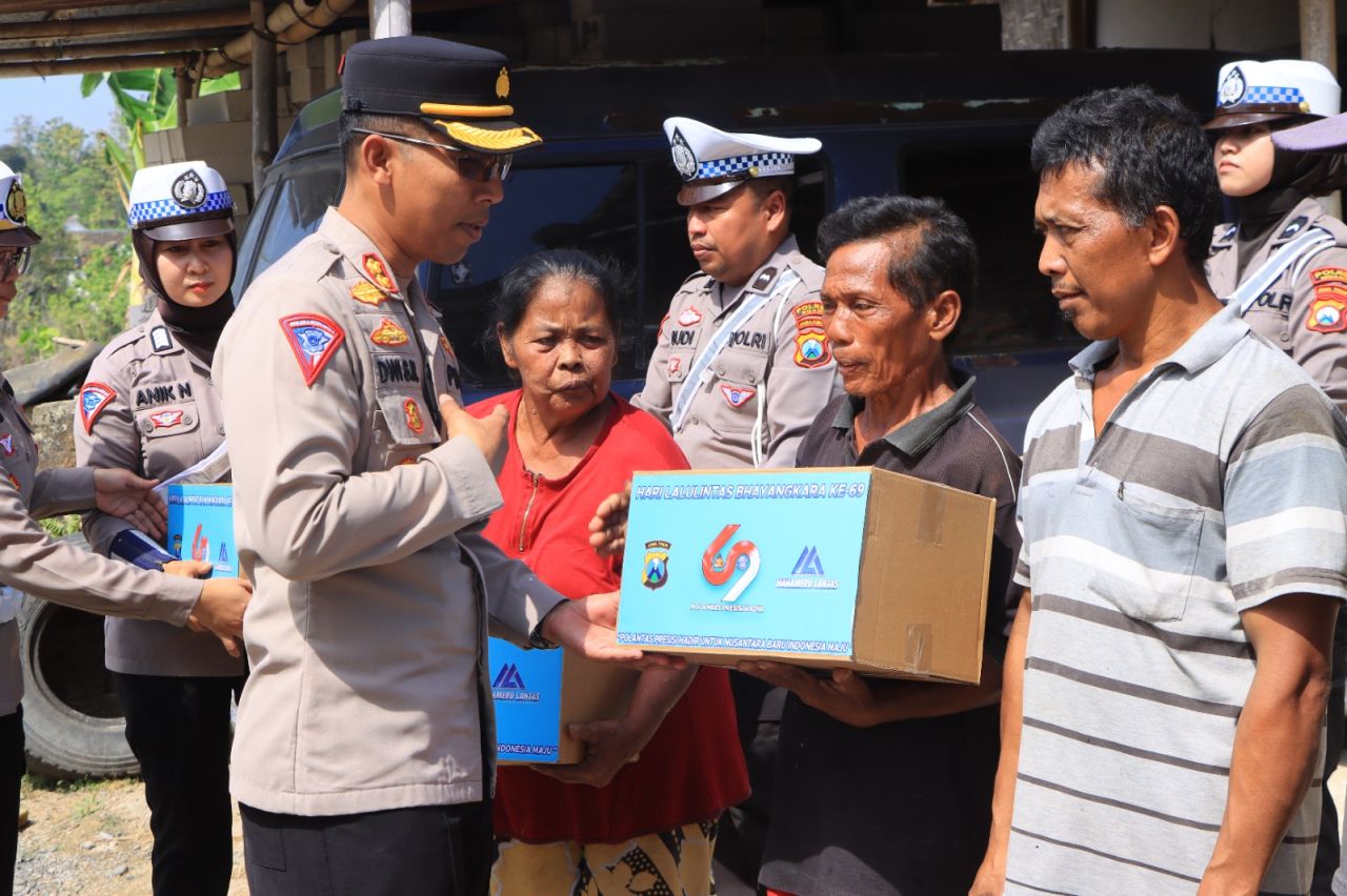 Polres Ngawi berbagi sembako