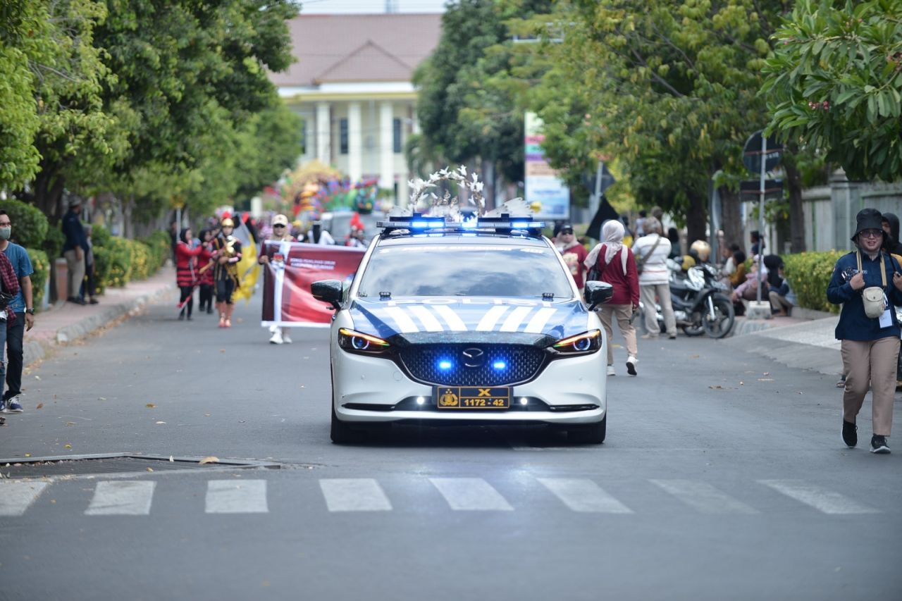 Polres Situbondo Kawal Kirab Maskot Pilkada Serentak 2024