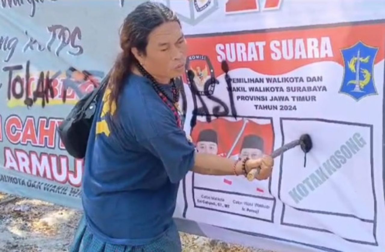 Taufik Monyong memperagakan coblos kotak kosong