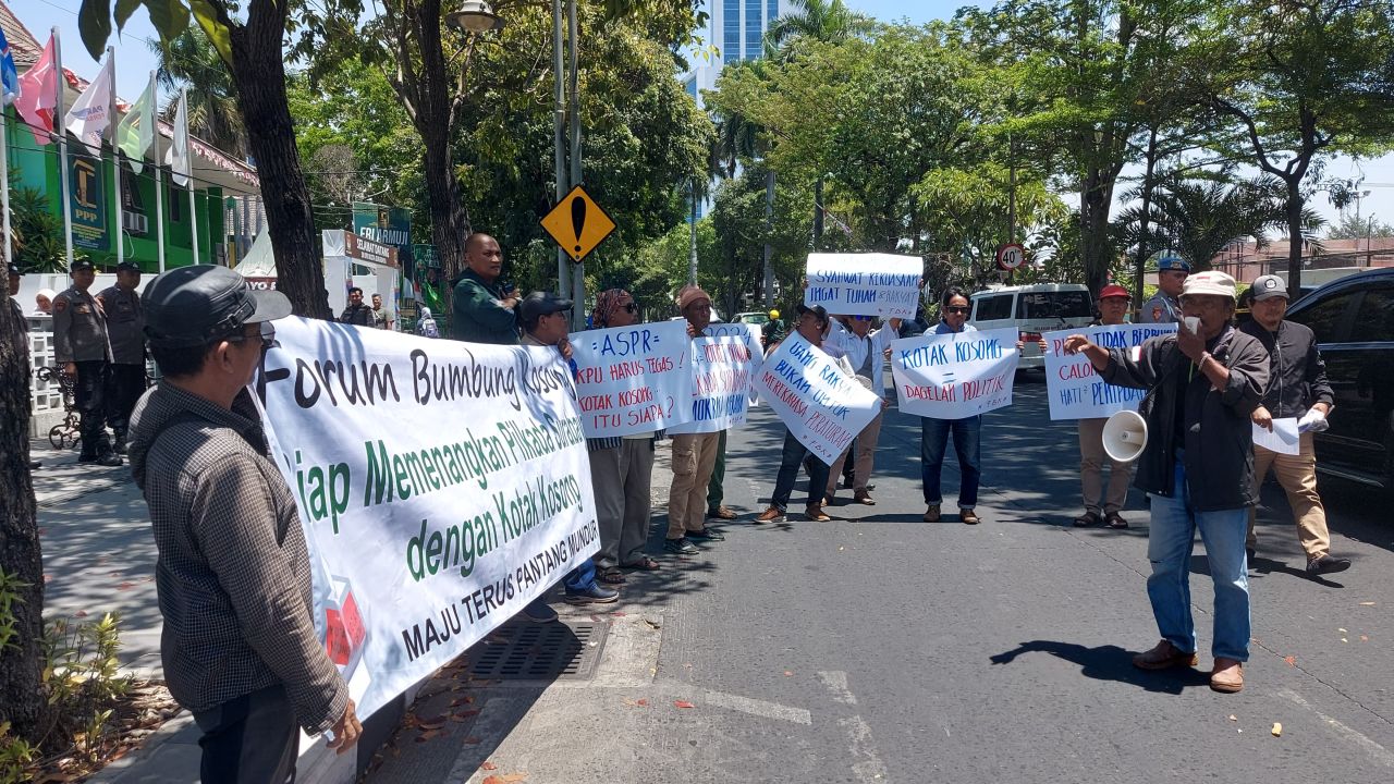 Deklarasi Bumbung Kosong di depan KPU Surabaya