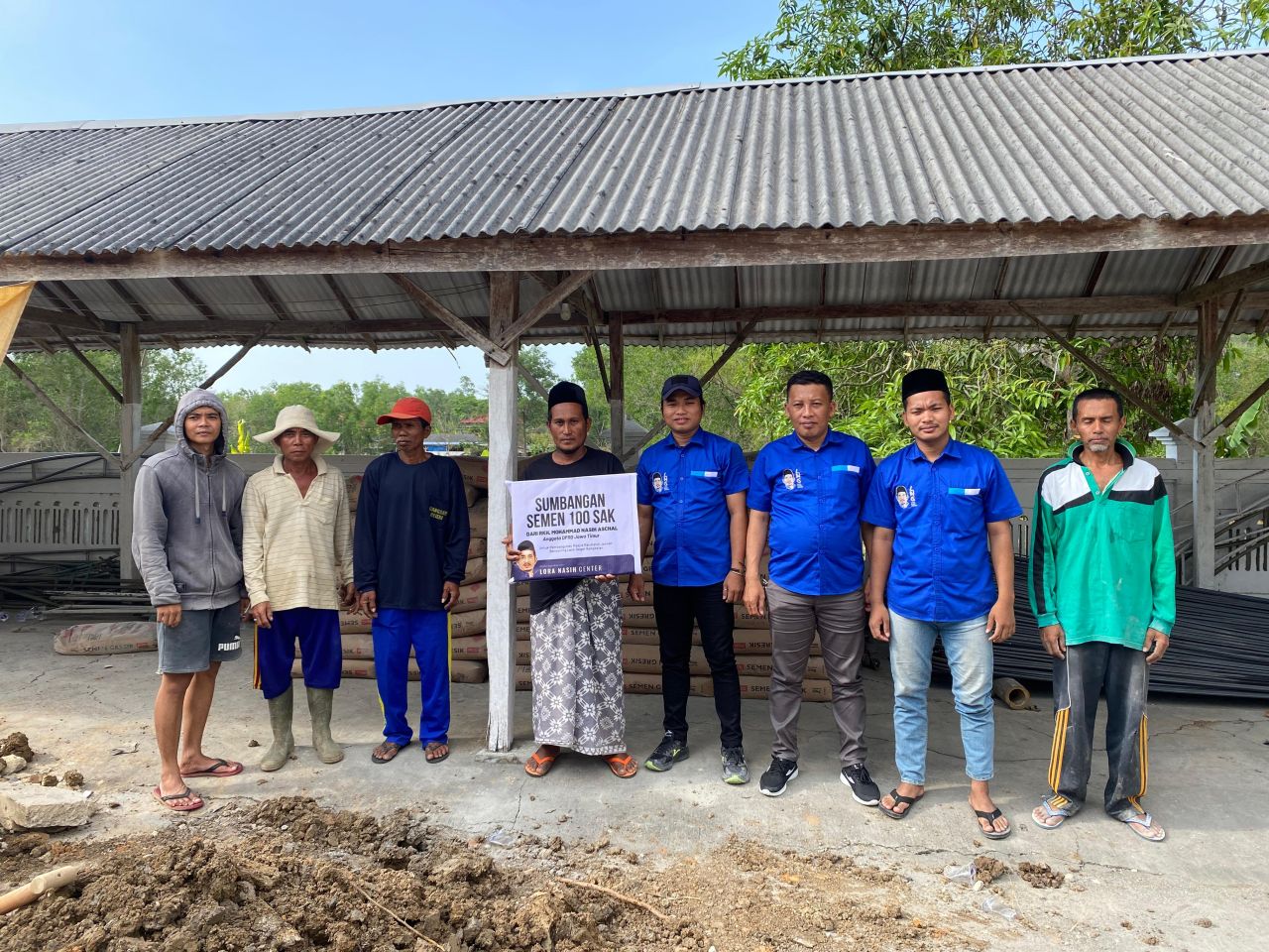 Ra Nasih Salurkan Bantuan Semen 100 Sak ke Masjid Raudlatul Jannah Melalui LN Center