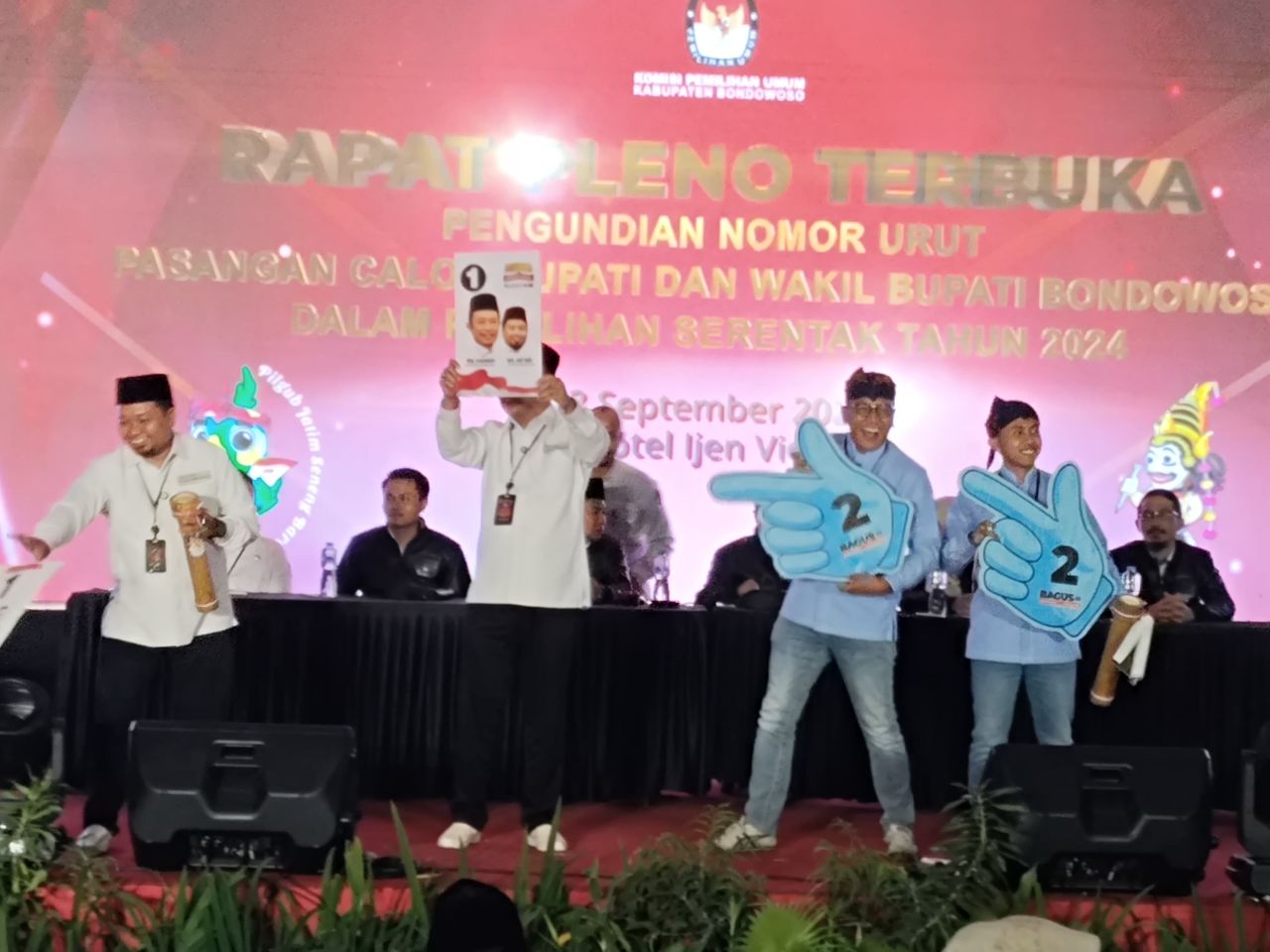 Kedua pasangan calon Bupati Bondowoso sama-sama menunjukkan nomor urut usai pengundian.