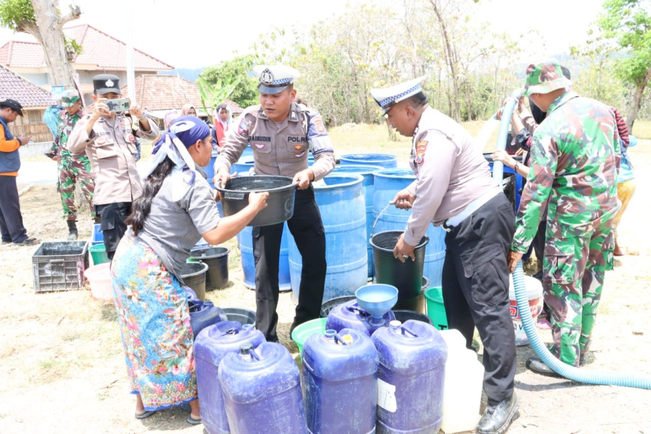 Droping Air Bersih untuk Dua Desa di Bangkalan