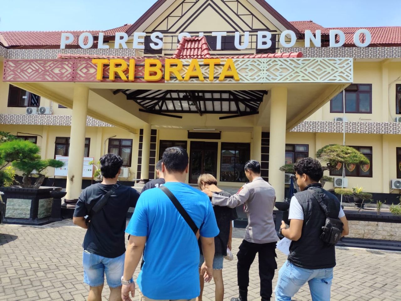 Satresnarkoba Polres Situbondo amankan dua pemuda yang diduga pengedar okerbaya