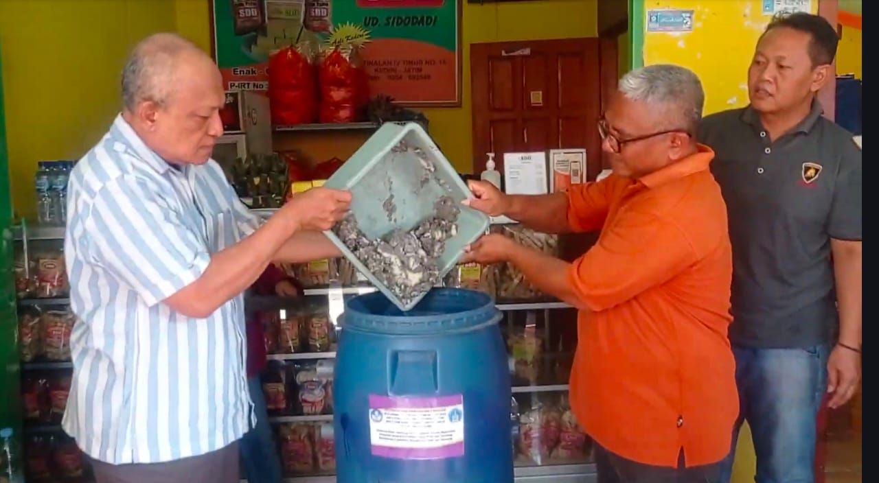 Kolaborasi dengan Uniwa, Unipra Gelar Pelatihan Pemberdayaan UMKM di UD Sidodadi