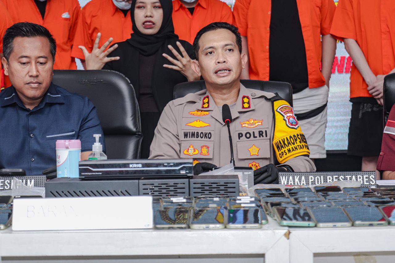 Polrestabes Surabaya saat memberikan keterangannya terkait sindikat penipuan online