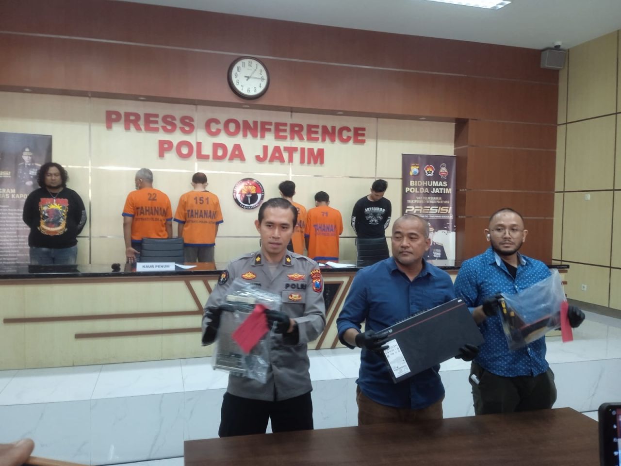 Polda Jatim menunjukkan barang bukti saat konfrensi pers