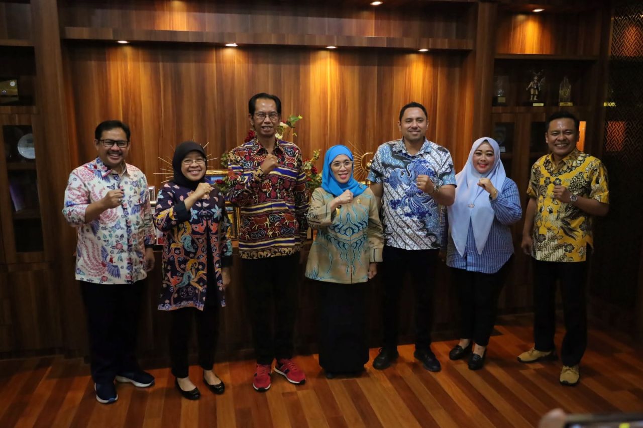 Restu Novi Widiani bersama pimpinan DPRD Surabaya
