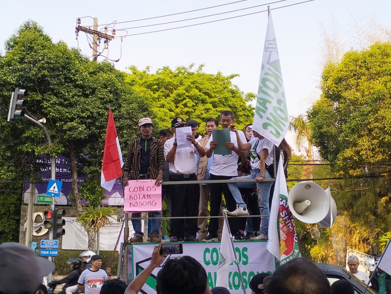 Geruduk Gedung DPRD, Warga Kota Surabaya Deklarasi Coblos Kotak Kosong