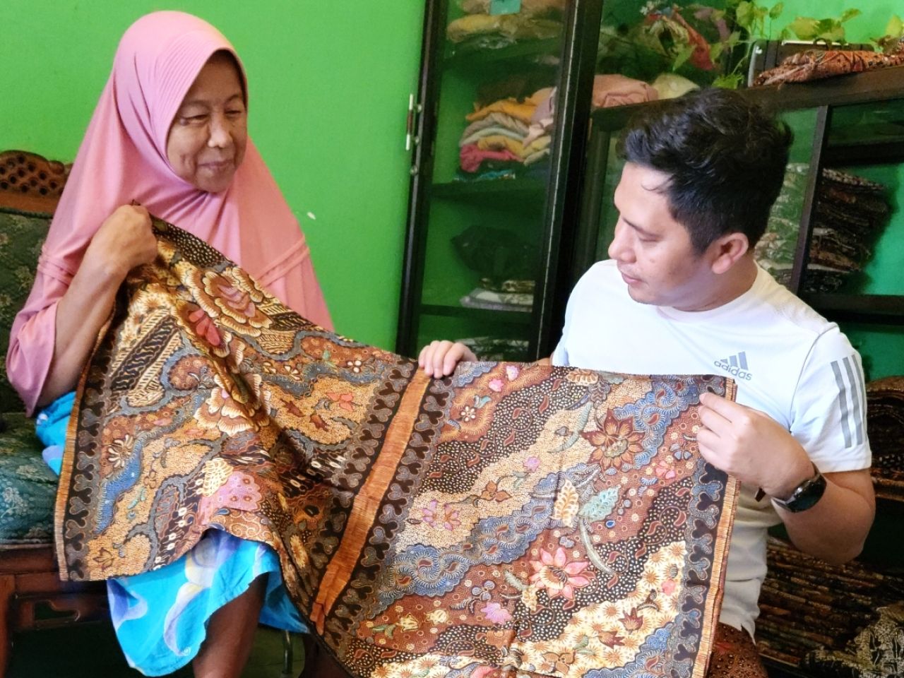 Ketua PW Ansor Jatim saat berkunjung ke pengrajin batik tradisional di Madura