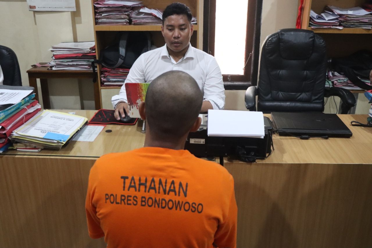 Polres Bondowoso saat menginterogasi pria yang diduga menganiaya pacarnya