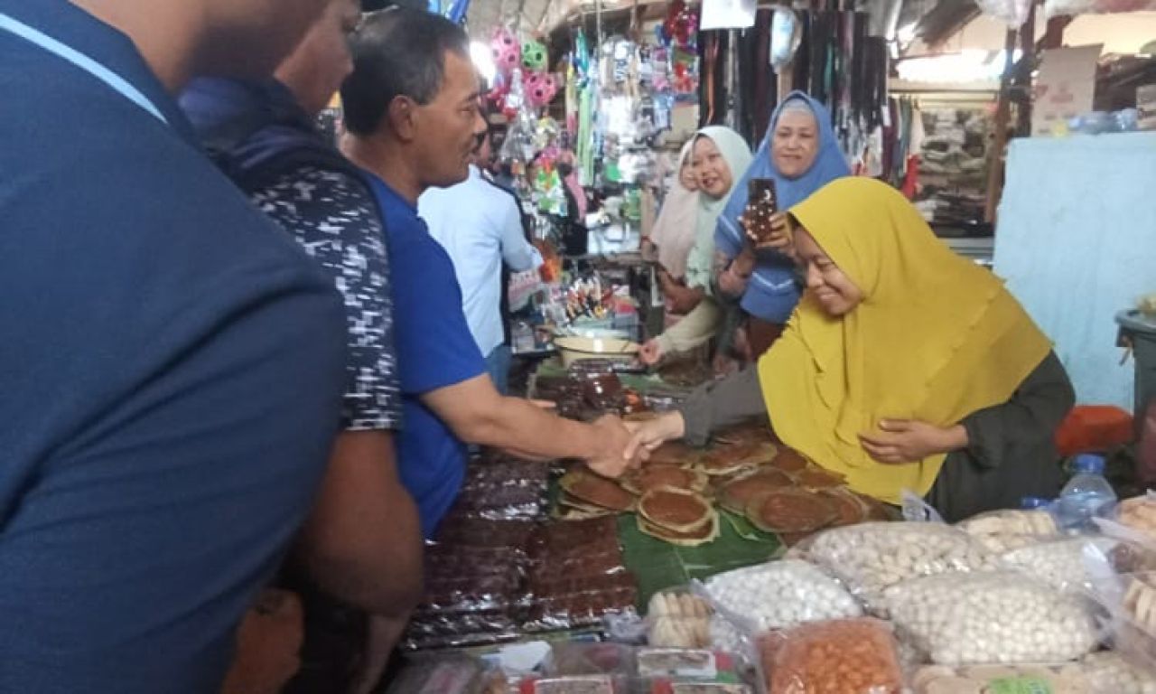 Cagub Ahmad Luthfi Didampingi Tim Pemenangan Blusukan ke Pasar Comal Pemalang