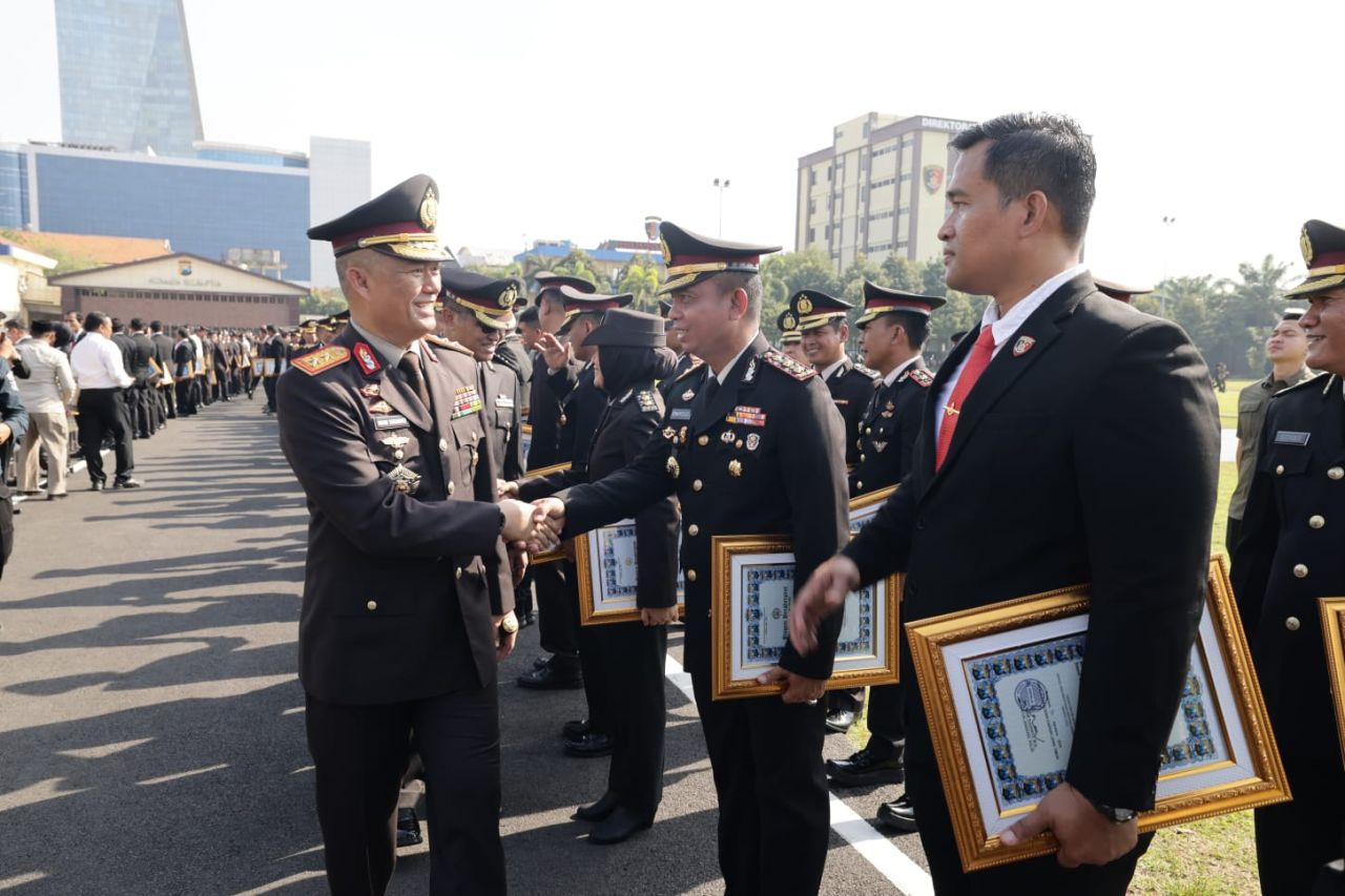 Polresta Banyuwangi saat menerima penghargaan