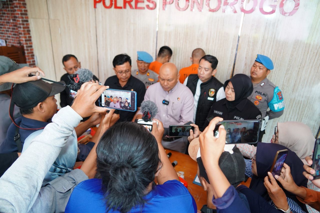 Polres Ponorogo memberikan keterangan terkait illegal logging