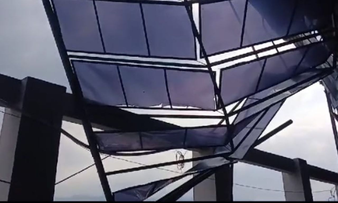 Hujan Deras Disertai Angin Kencang, Porak Porandakan Atap Pasar Randudongkal