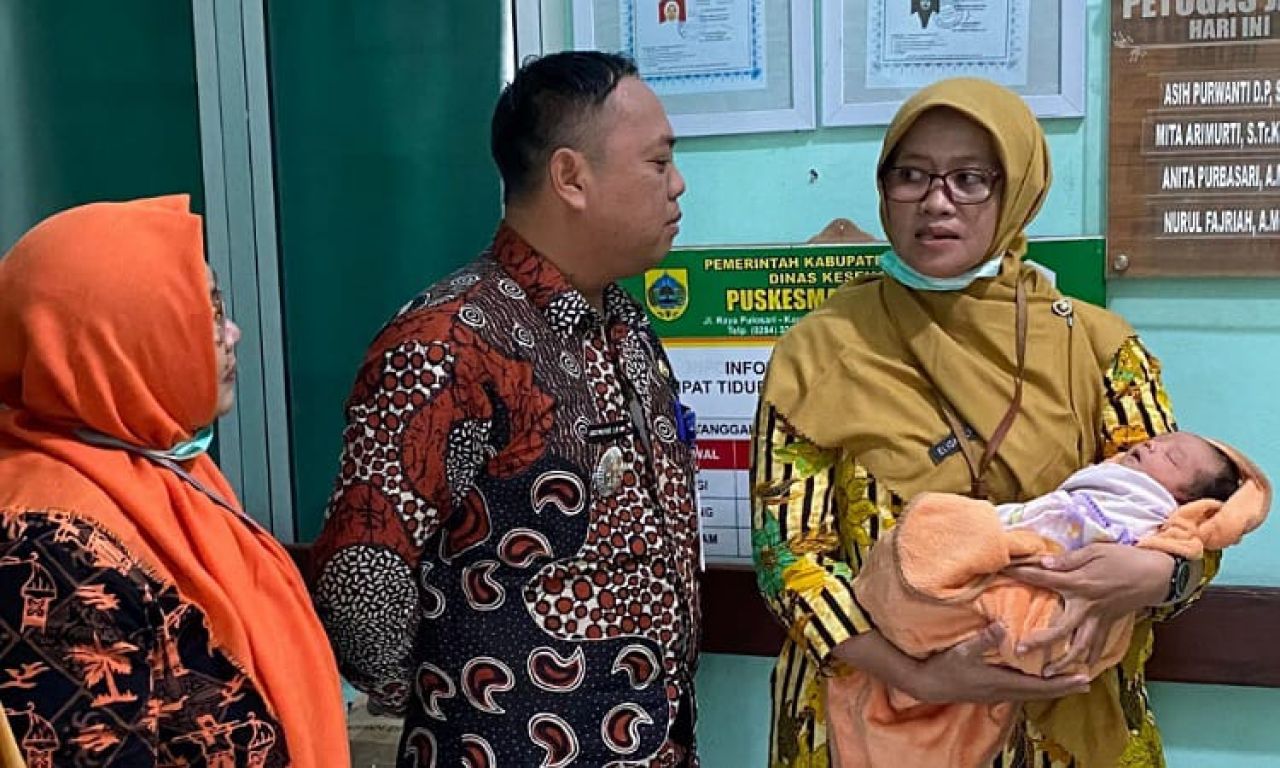 Bayi saat dibuang orang tuanya saat ditangani tim kesehatanangani