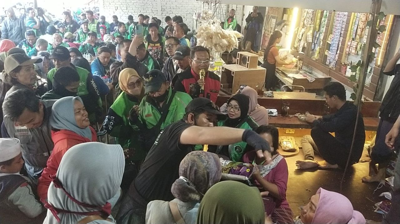 Ratusan ojol saat menerima bantuan beras