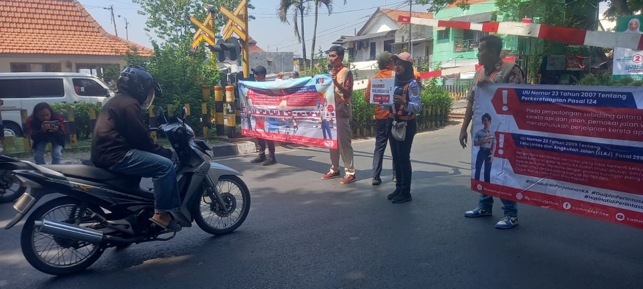 KAI Commuter Wilayah 8 Surabaya Sosialisasi Keselamatan Perlintasan Sebidang