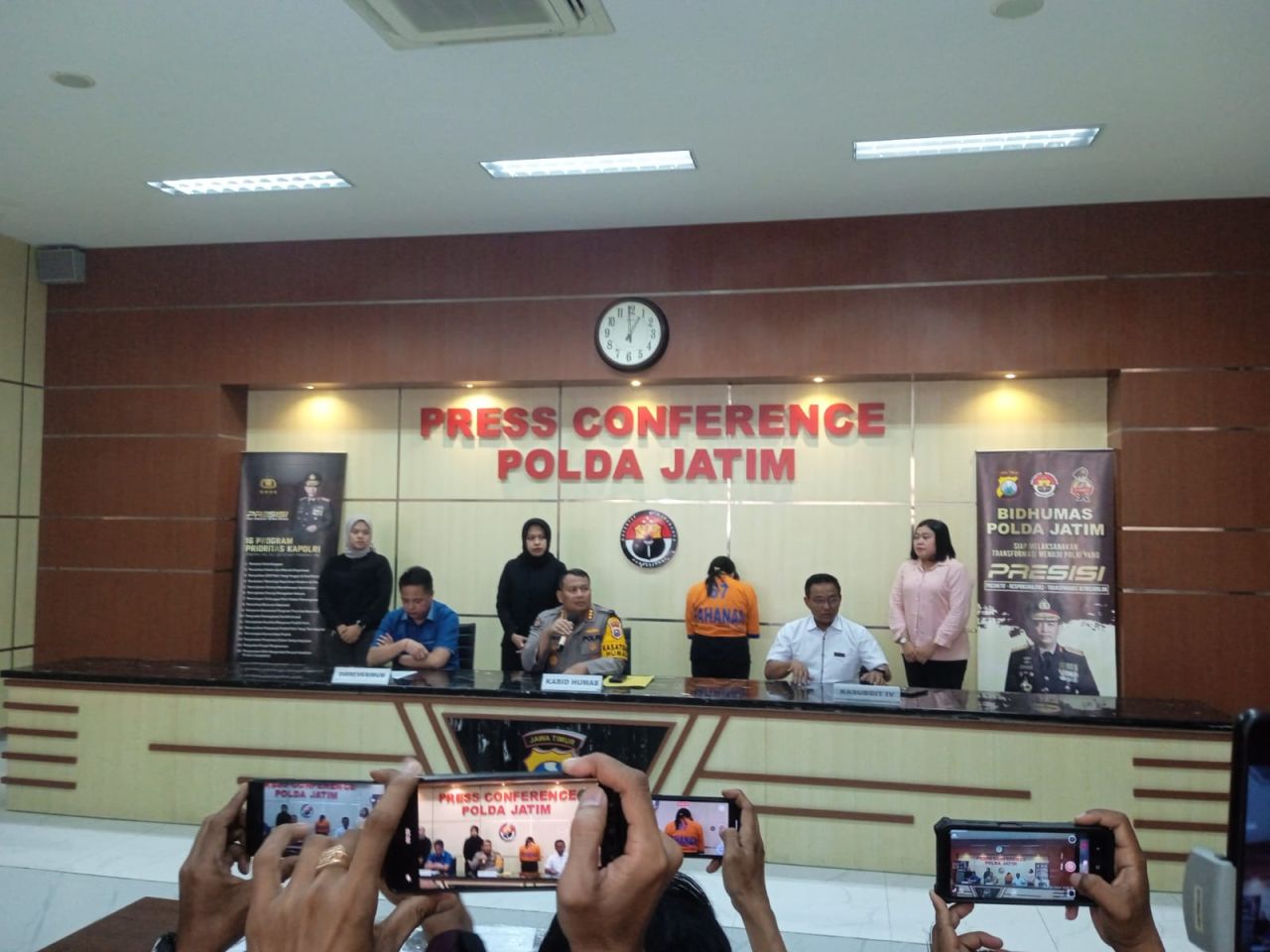 Polda Jatim saat konferensi pers terkait dugaan kekerasan Baby sitter
