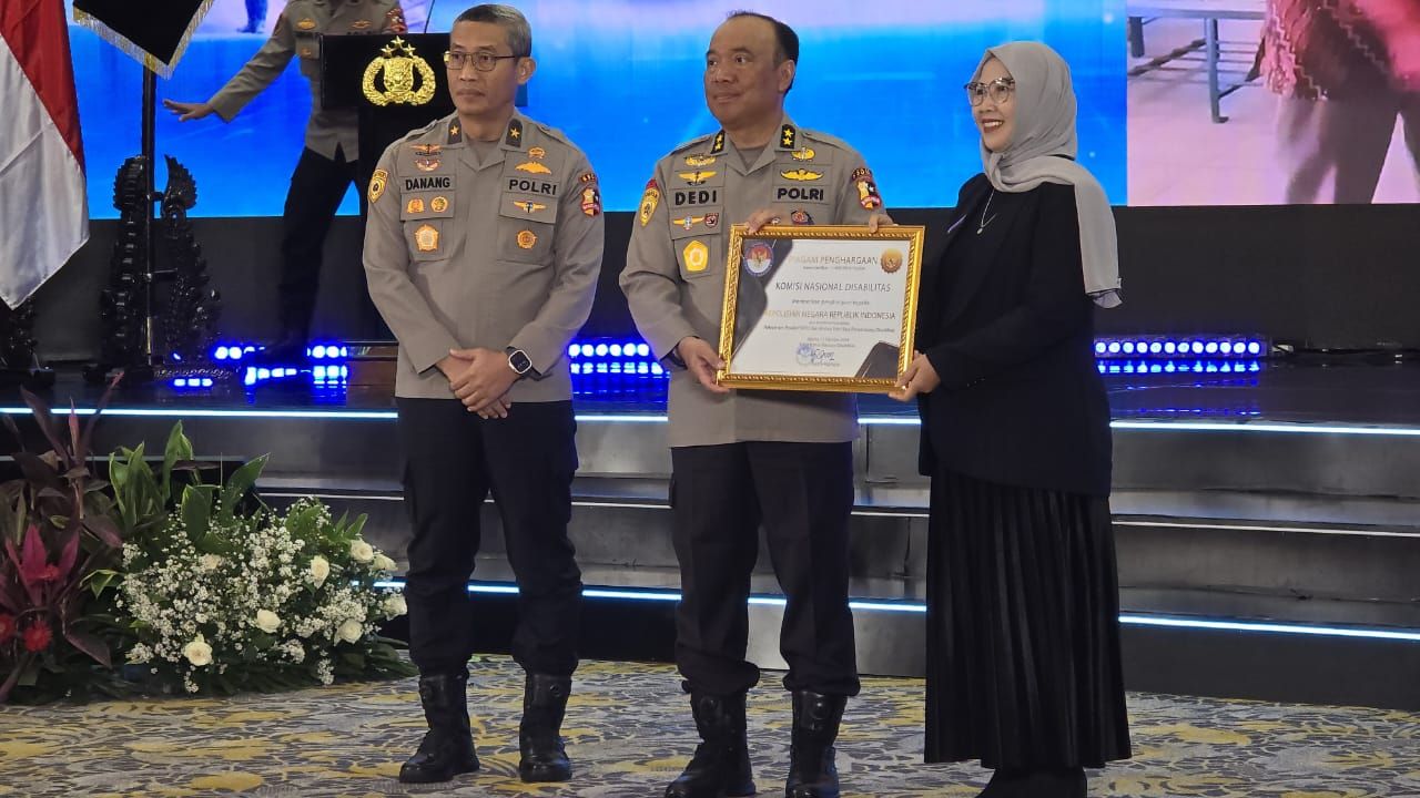 Polri saat menerima penghargaan