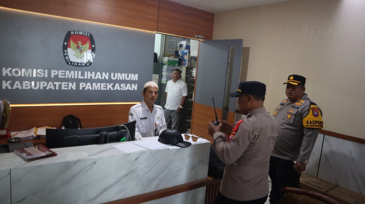Polres Pamekasan saat mengontrol gedung KPU Pamekasan