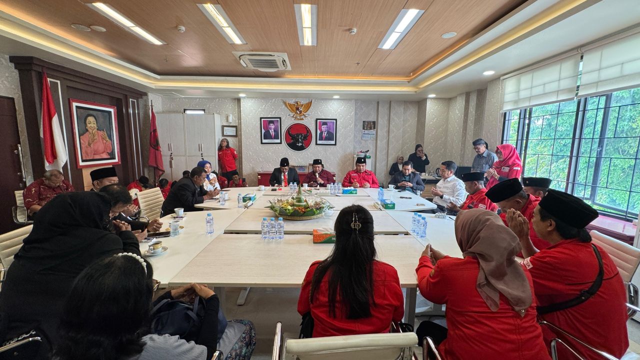 Adi Sutarwijono Resmi Dilantik Pimpin DPRD Surabaya, PDIP: Gaspol Kerja untuk Kerakyatan