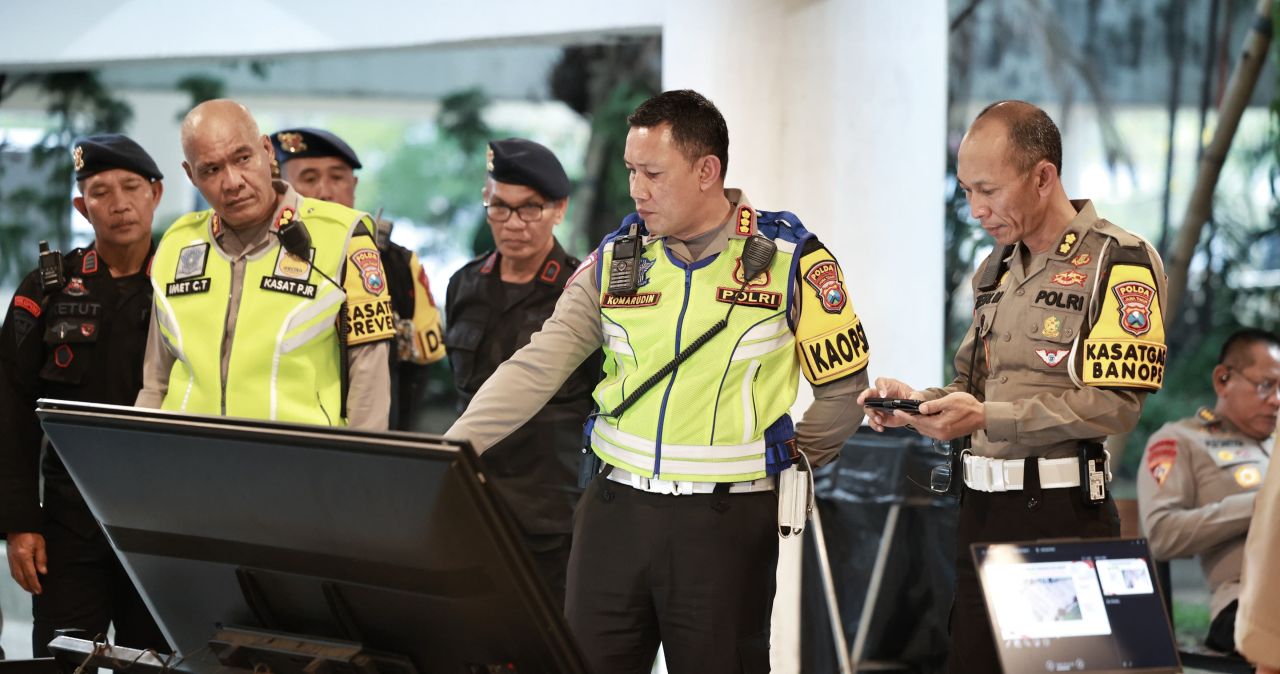 Polda saat briefing pengamanan area debat Pilgub Jatim