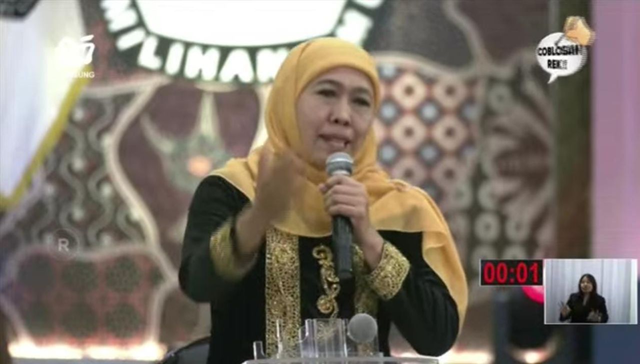 Khofifah Indar Parawansa saat memaparkan visi misinya dalam debat Pilgub Jatim