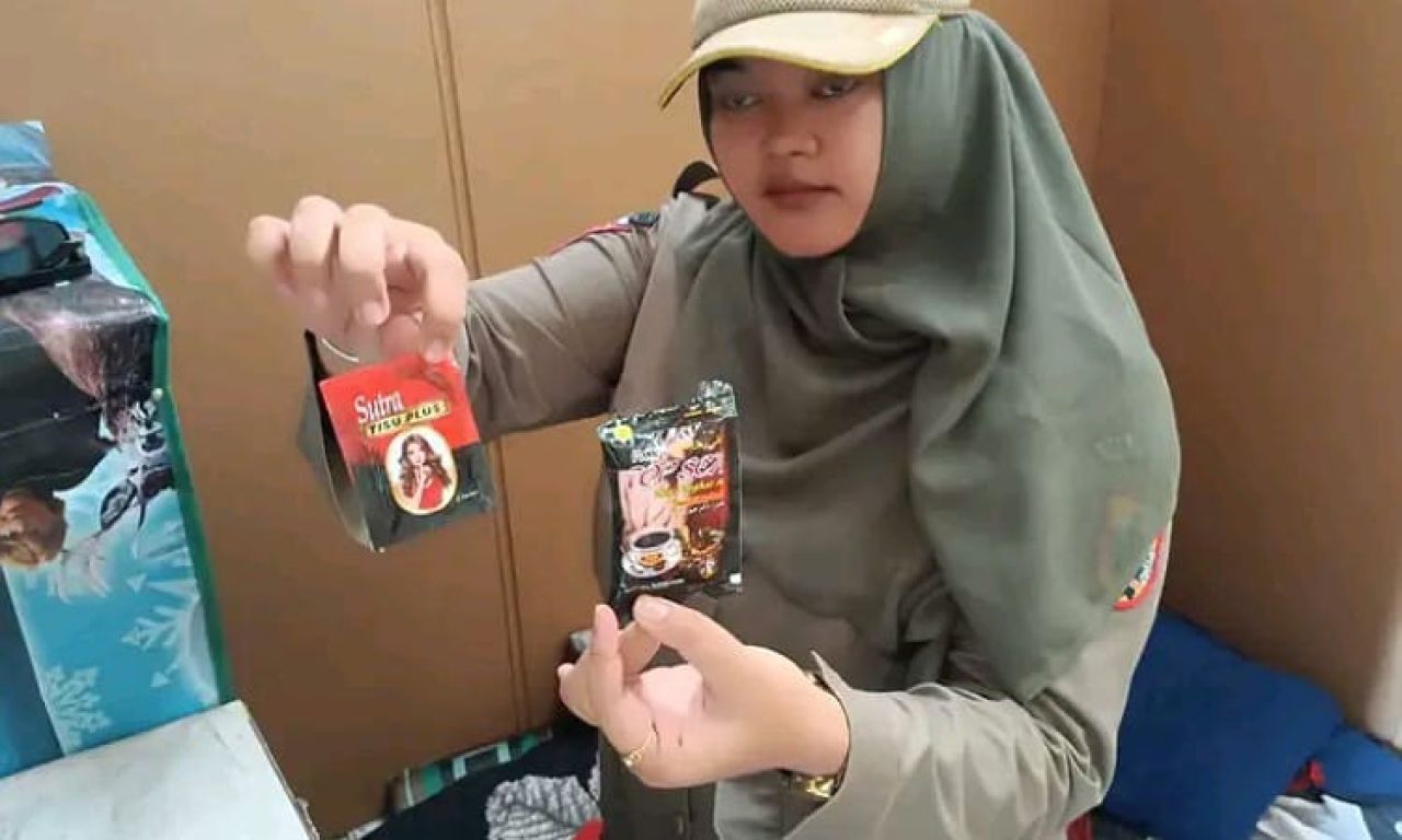 Satpol PP Pemalang saat melakukan penertiban di salah satu warung di lingkar Utara Pemalang