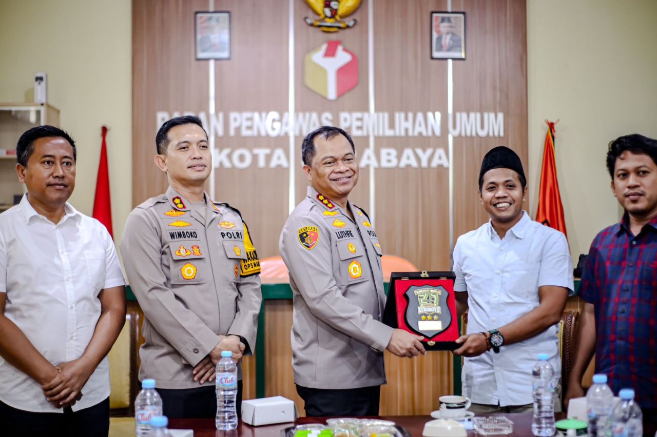 Perkuat Sinergitas Kombespol Luthfie Sulistiawan Kunjungi KPU Surabaya hingga Cek Gudang Logistik