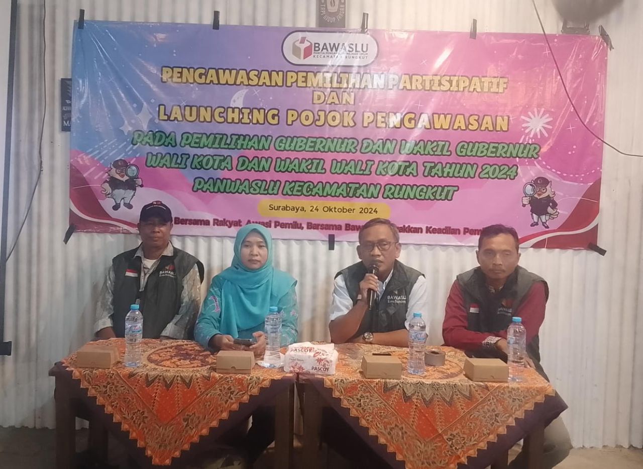 Ketua Panwaslu beserta jajarannya bersama Pemateri Pertama Siti Lailatus Sofiyah