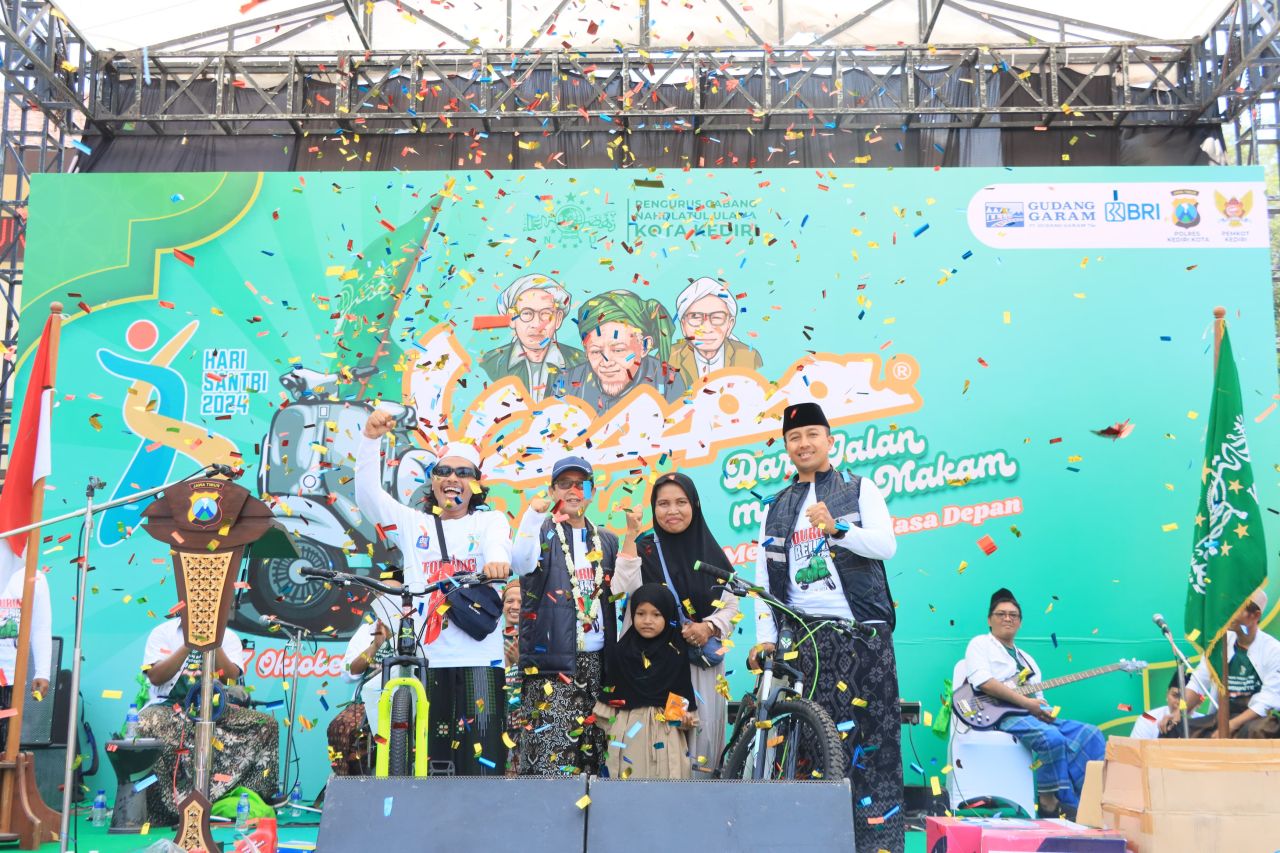 Bersama Santri Polres Kediri Kota Vespa Touring Religi