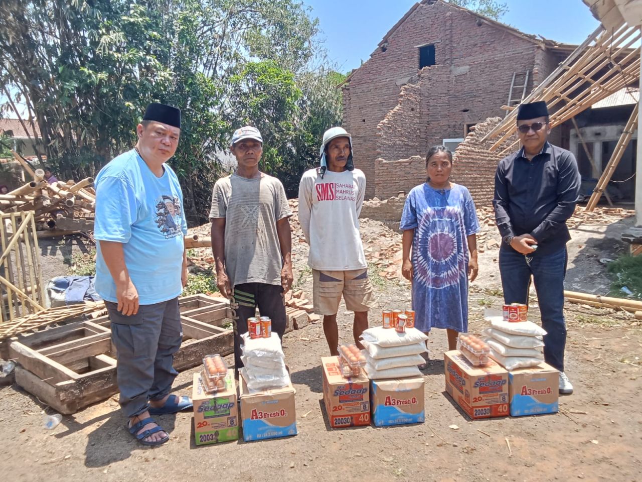 Cabup 02, Bambang Soekwanto (kanan) bersama para korban terdampak puting beliung dan Haji Singgih (ujung kiri)