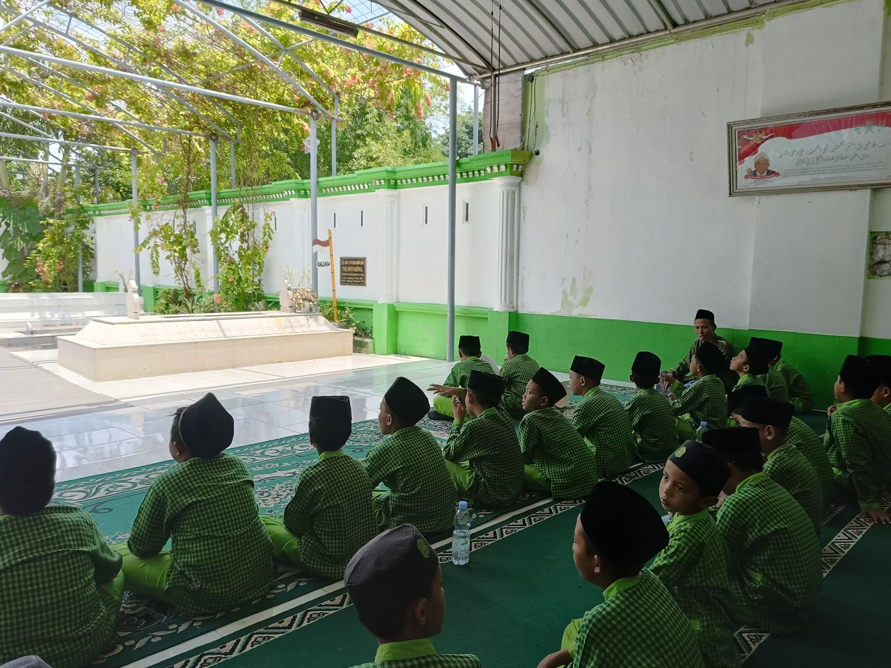 Memperingati HSN 2024, SDI NU Pare Ziarah ke Makam Muassis NU