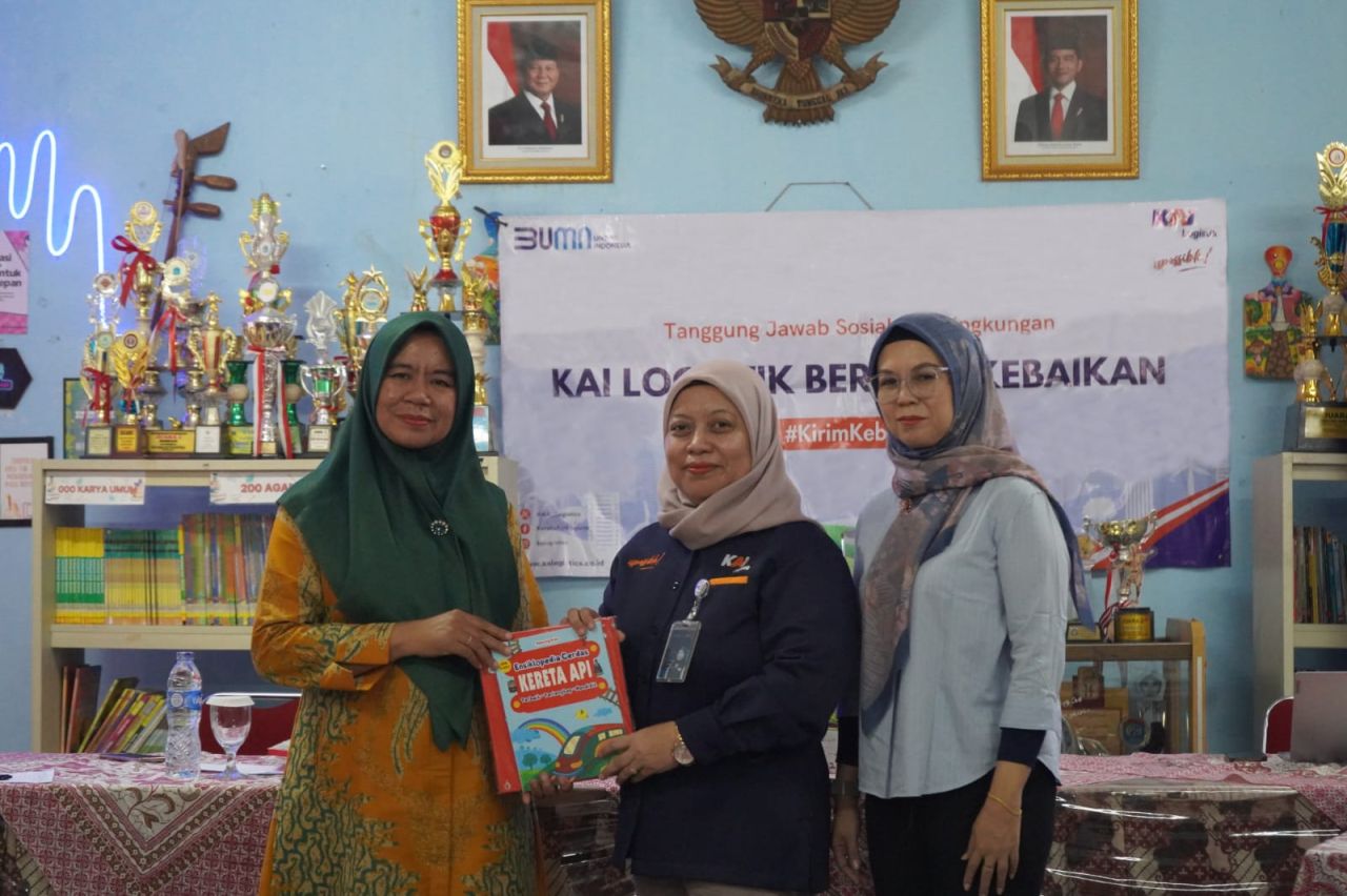 KAI Logistik Salurkan 1000 Buku ke SDN 03 Menteng Jakarta Pusat