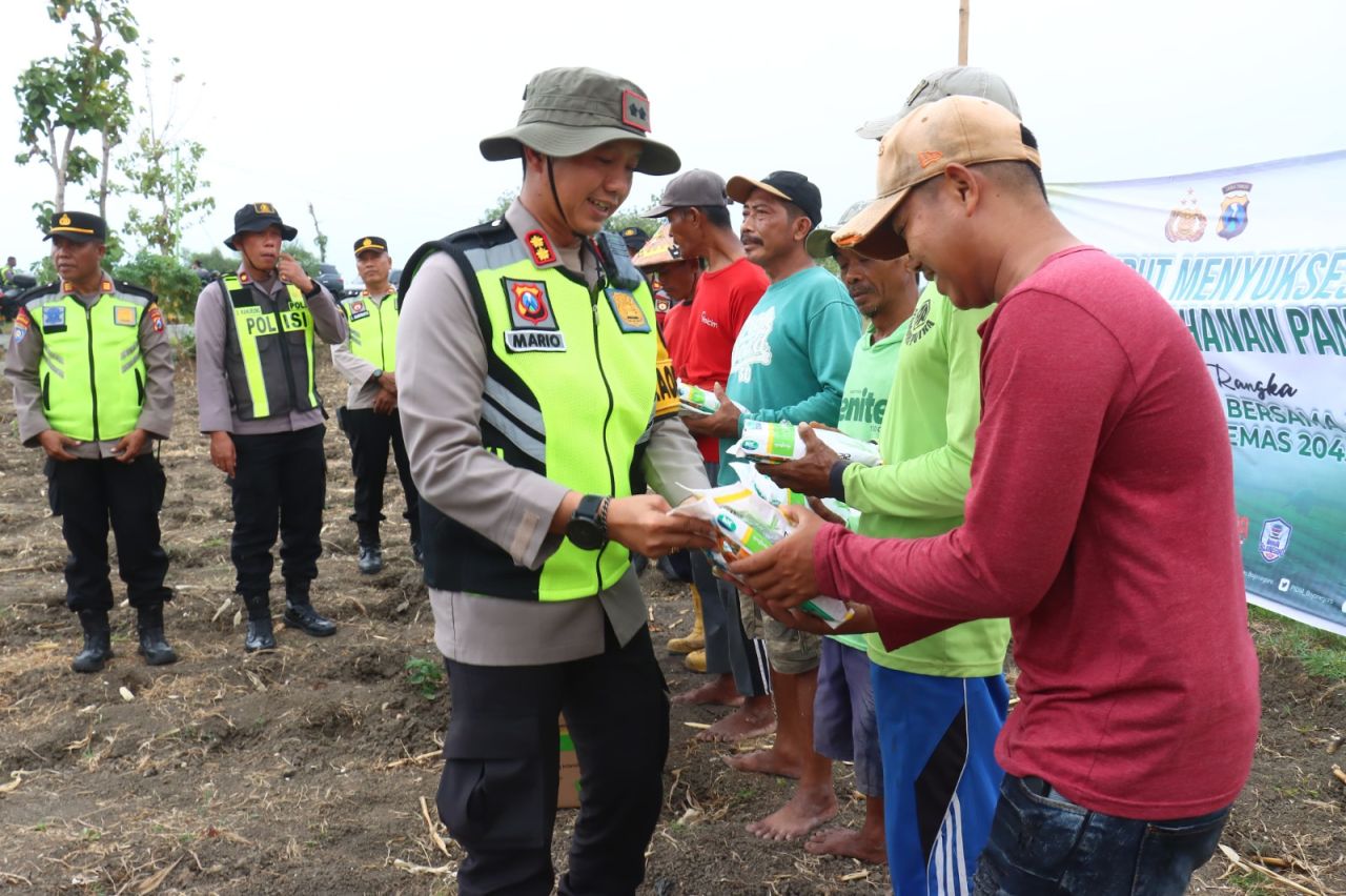 Bantuan pupuk dan bibir jagung dari Polres Bojonegoro
