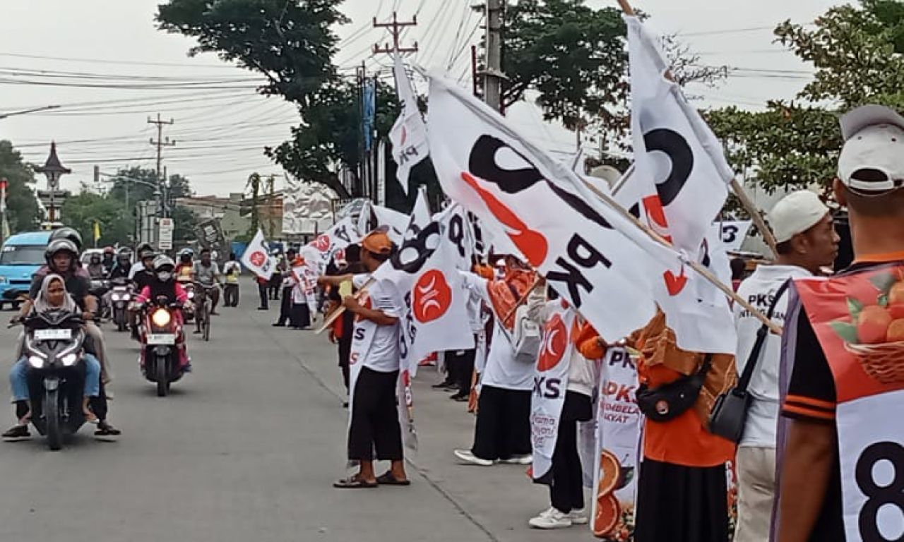 Dukung Paslon Cabup 02, Ratusan Kader PKS Gelar Flashmob di Sepanjang Jalan Gatot Subroto