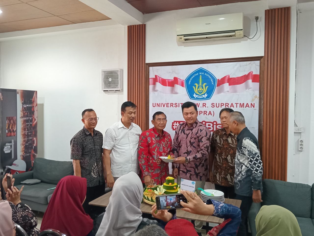 Jajaran Rektor serta Para Yayasan dan Kepala Biro Humas pada saat Prosesi Pemotongan Tumpeng