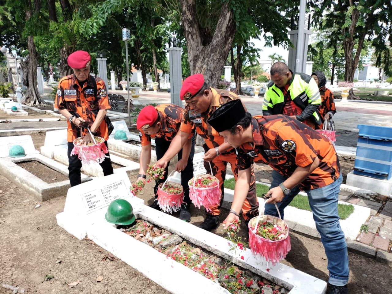 Momentum Hari Pahlawan, Pemuda Pancasila Tabur Bunga di Taman Makam Pahlawan