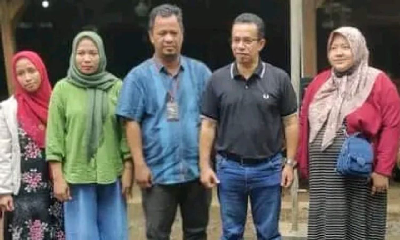 Rizal Bawazier saat bersama nasabah