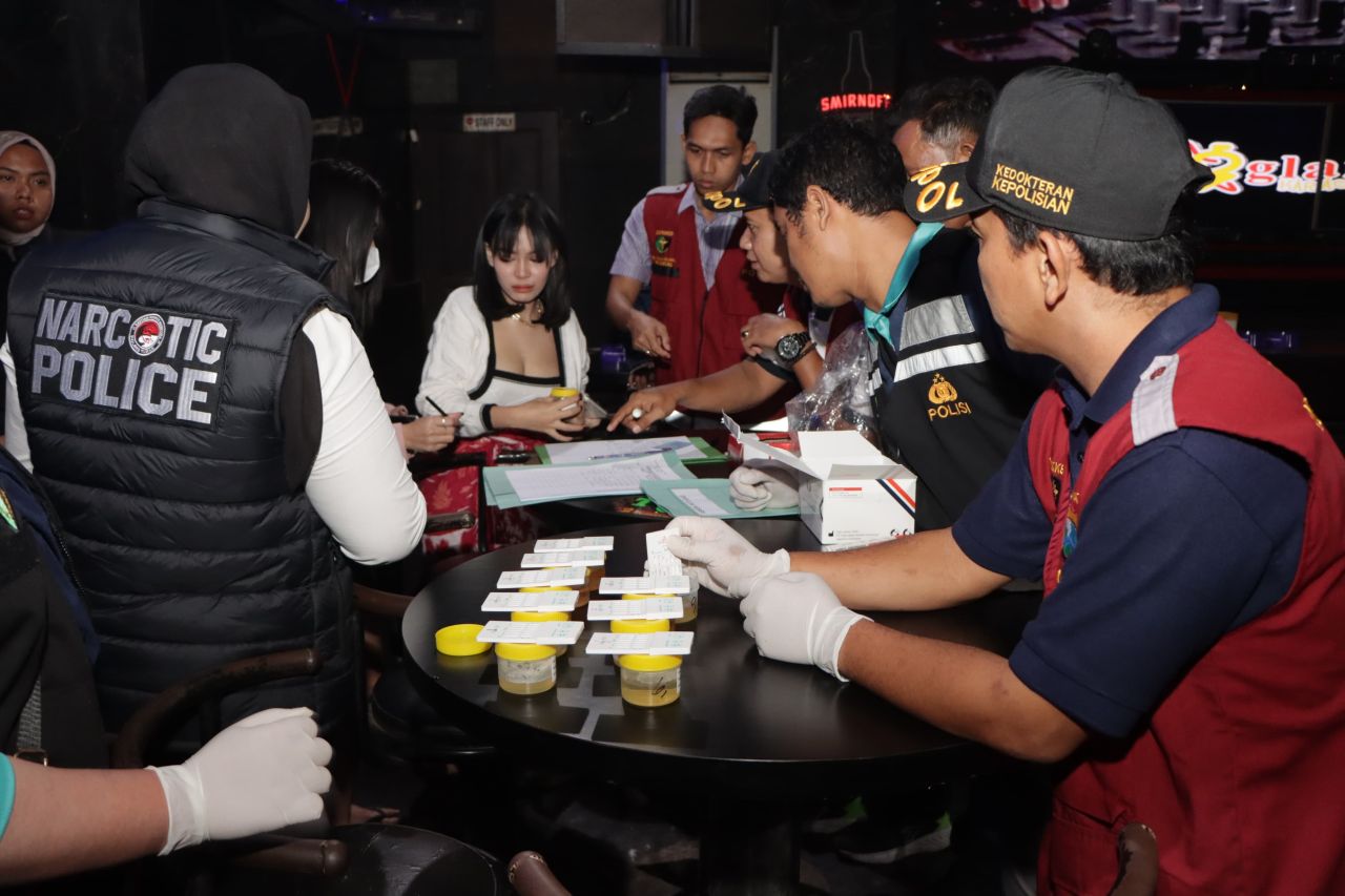 Petugas gabungan saat razia salah satu tempat hiburan malam