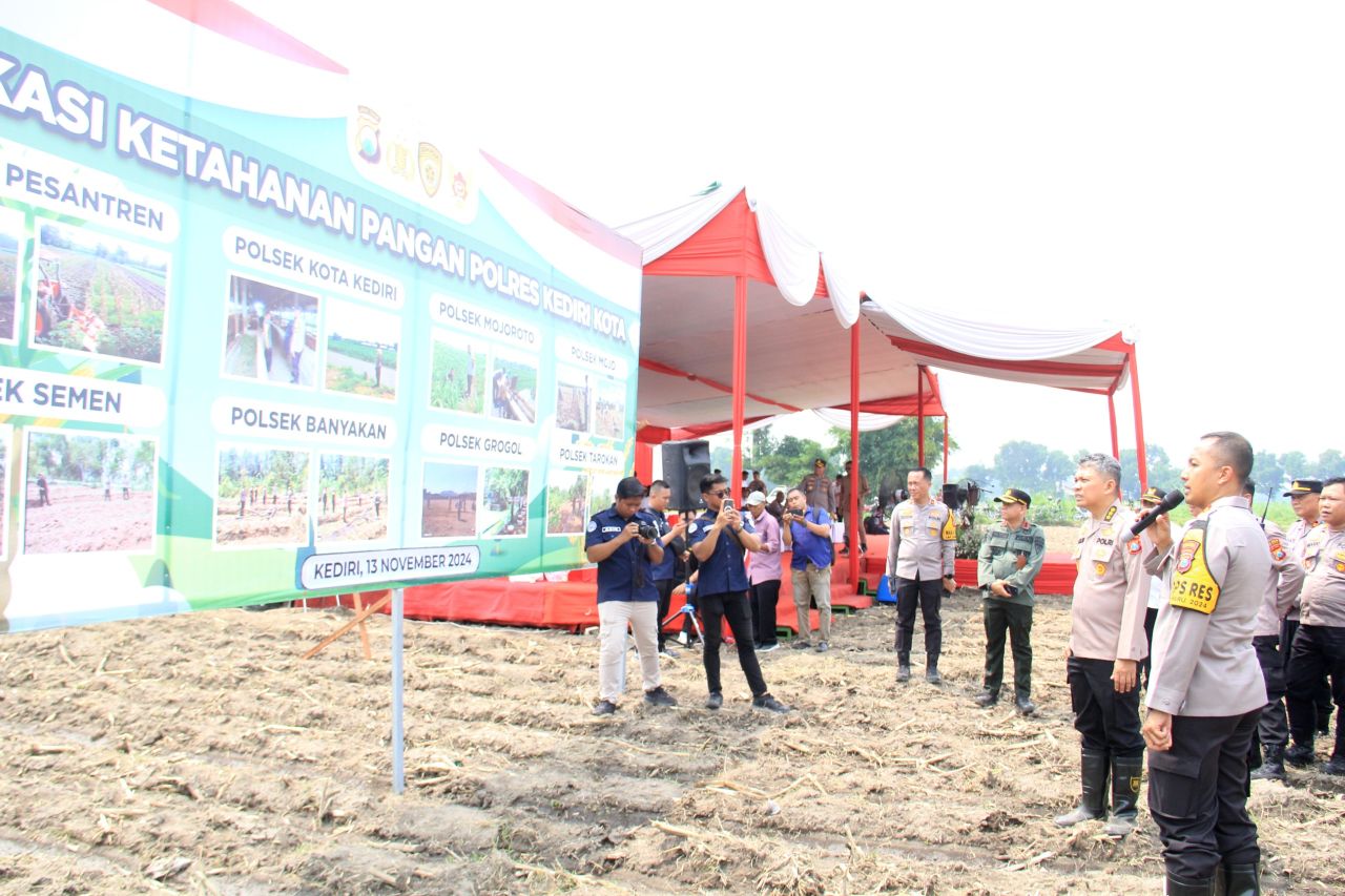 Ketahanan Pangan Nasional, Polisi dan Masayarakat Tanam Jagung di Tujuh Kecamatan