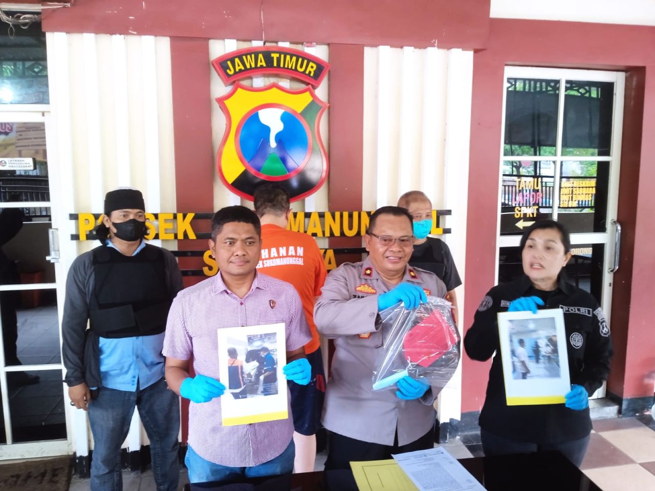 Polsek Sukomanunggal saat mengamankan terduga pelaku pembunuhan