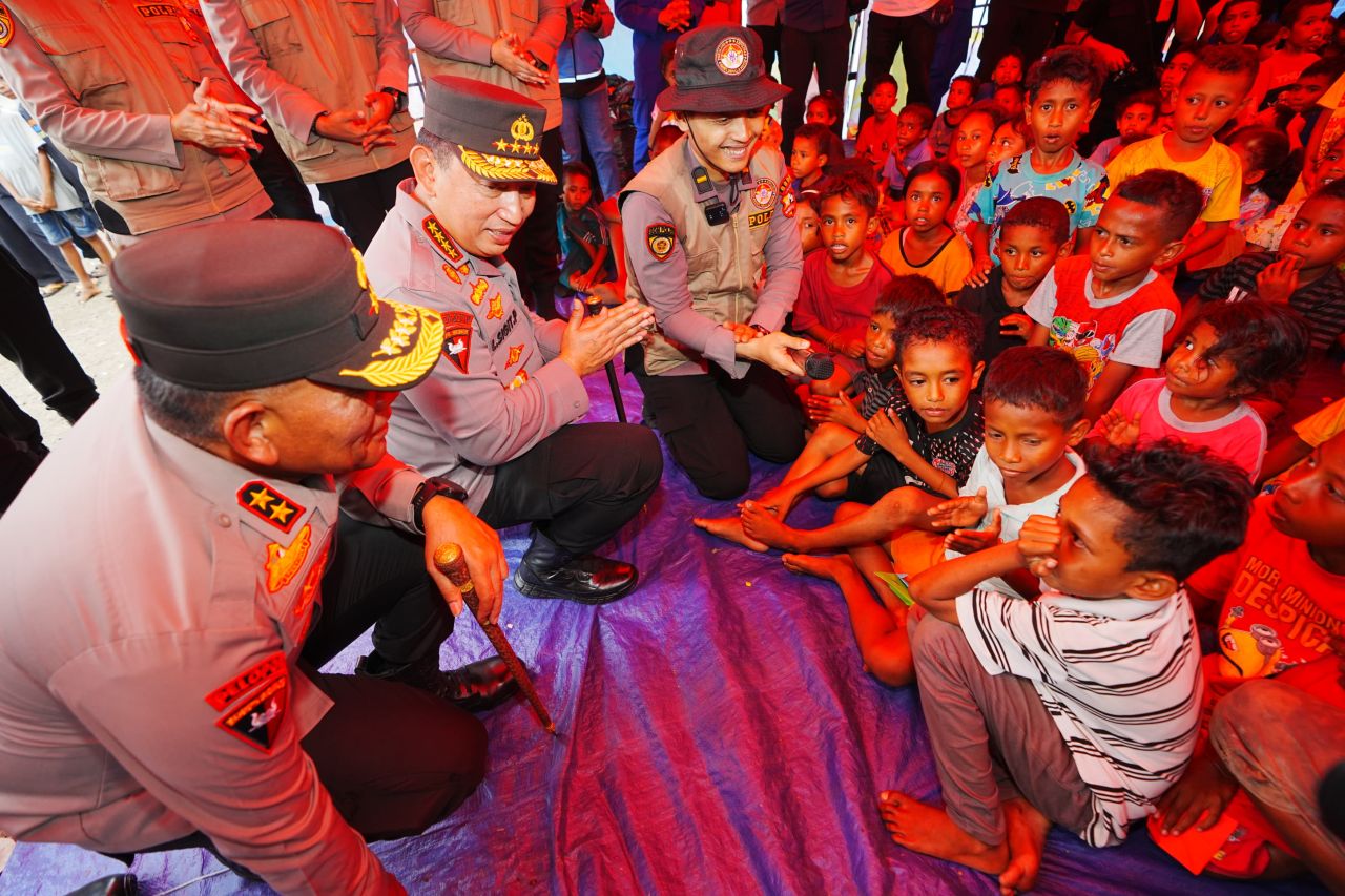 Kapolri Kunjungi Sejumlah Posko Pengungsian Erupsi Gunung Lewotobi