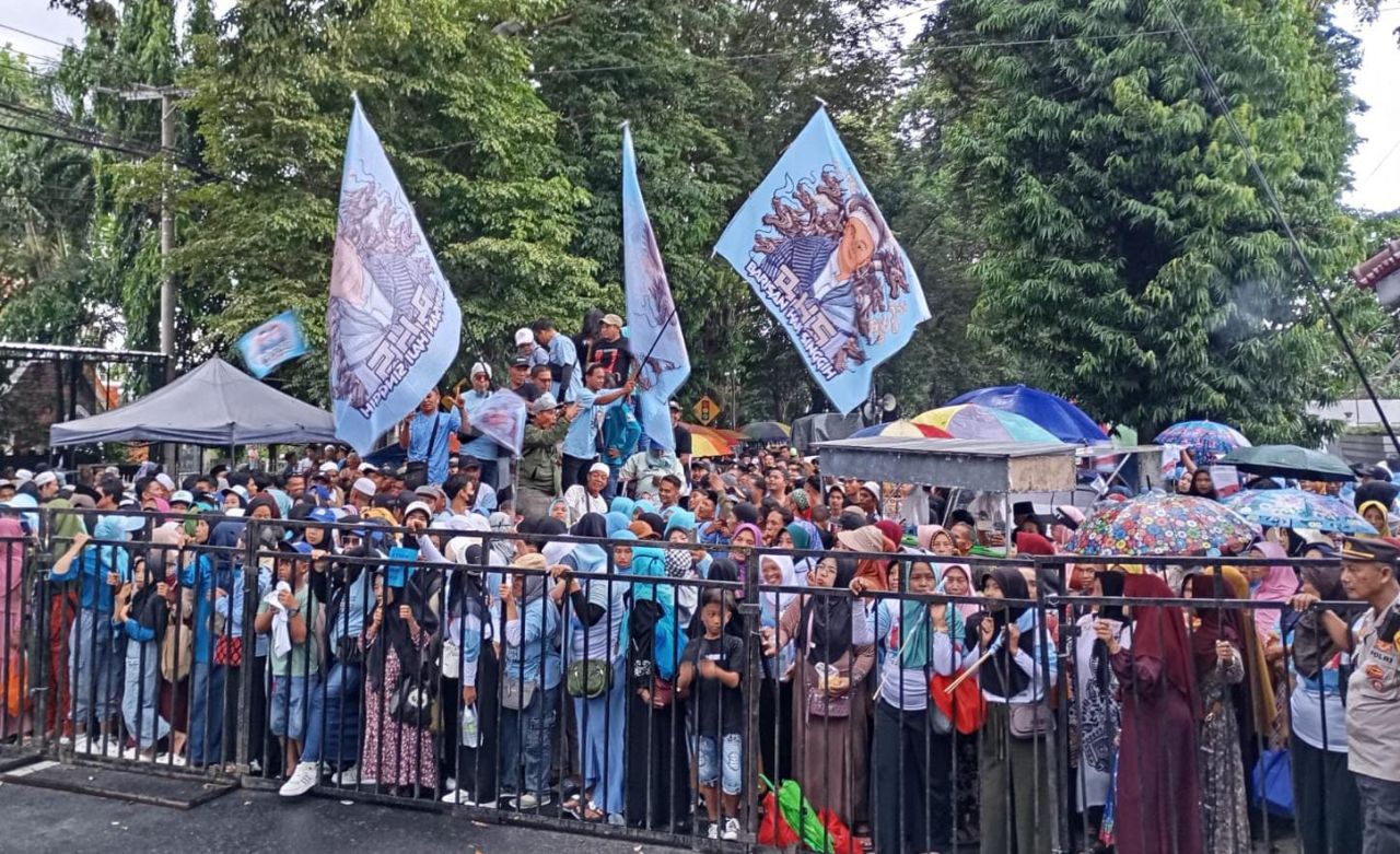 Ribuan Massa Antar Keberangkatan Paslon Bagus Menuju Debat ke 3